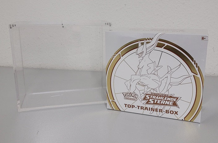 Transparentes Acrylcase mit 5 mm dicken Wänden und Magnetverschluss. Im Inneren sichtbar ist eine Pokémon Top Trainer Box. Die Box steht sicher und klar sichtbar zur Präsentation.